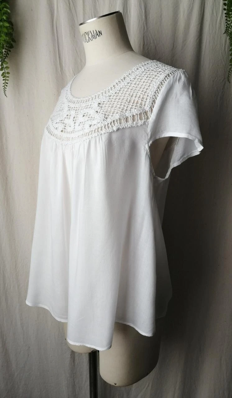 Blusa romántica blanca con plastrón de ganchillo y espalda caída "Mango" – photo 2